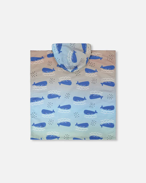 Serviette de plage avec capuchon - Deux Par Deux bleu et beige à motifs baleines, en textile doux, vue de dos pour enfant.