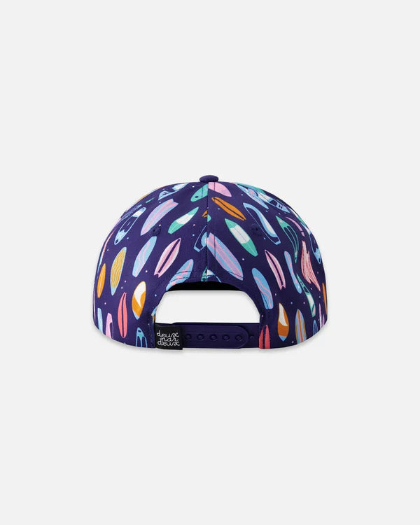 Casquette - Deux Par Deux pour enfant, vue de dos, imprimé multicolore sur fond bleu, matière 100 % coton.