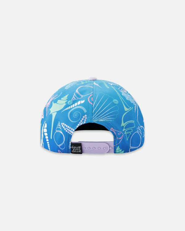 Casquette - Deux Par Deux bleue à motifs marins pastel pour enfant, vue de dos avec fermeture réglable violette.