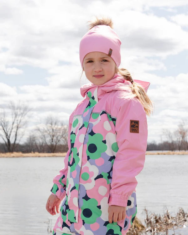 Tuque Mi-Saison - Deux Par Deux rose avec pompon amovible, pour enfant fille, portée de face en extérieur au bord de l’eau.