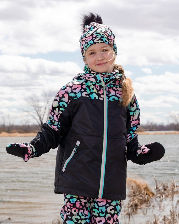 Tuque Mi-Saison - Deux Par Deux multicolore avec pompon noir amovible, pour enfant fille, vue portée sur mannequin de face.