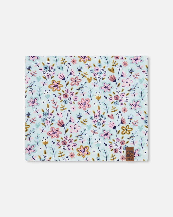 Cache-cou Mi-Saison - Deux Par Deux en polyester bleu clair avec motifs floraux roses, jaunes et verts, vue en détail à plat.