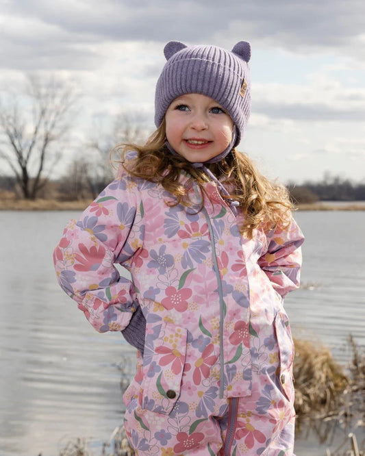 Tuque Mi-Saison - Deux Par Deux violette en tricot côtelé avec oreilles 3D portée par enfant fille, vue de face en extérieur