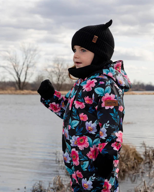 Tuque Mi-Saison - Deux Par Deux noire en tricot côtelé avec oreilles 3D, portée par enfant, vue de profil extérieur au bord de l'eau.