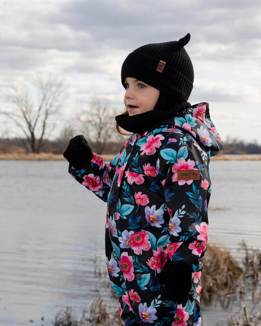 Tuque Mi-Saison - Deux Par Deux noire en tricot côtelé avec oreilles 3D, portée par enfant, vue de profil extérieur au bord de l'eau.