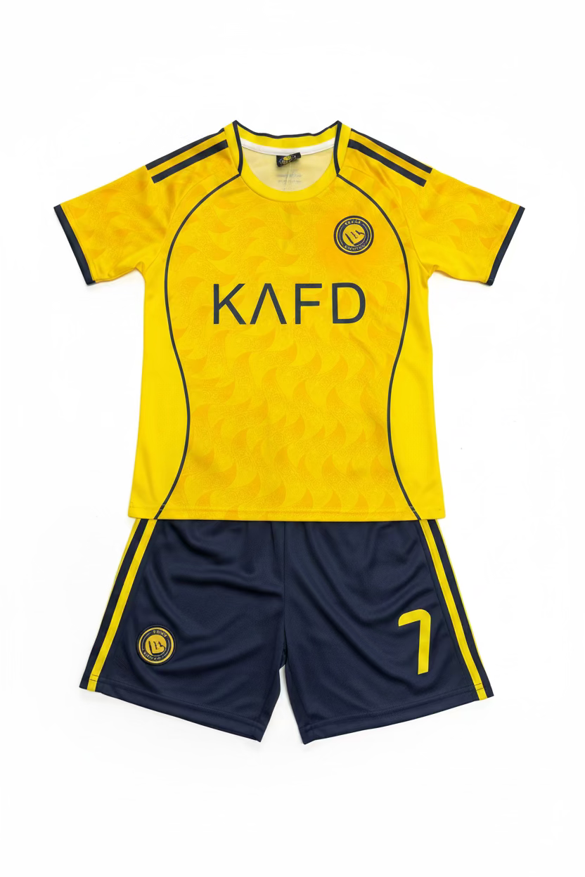 Ensemble de soccer Al Nassr - Ronaldo composé d'un maillot jaune à motifs géométriques et d'un short bleu marine avec détails jaunes, vue de face.