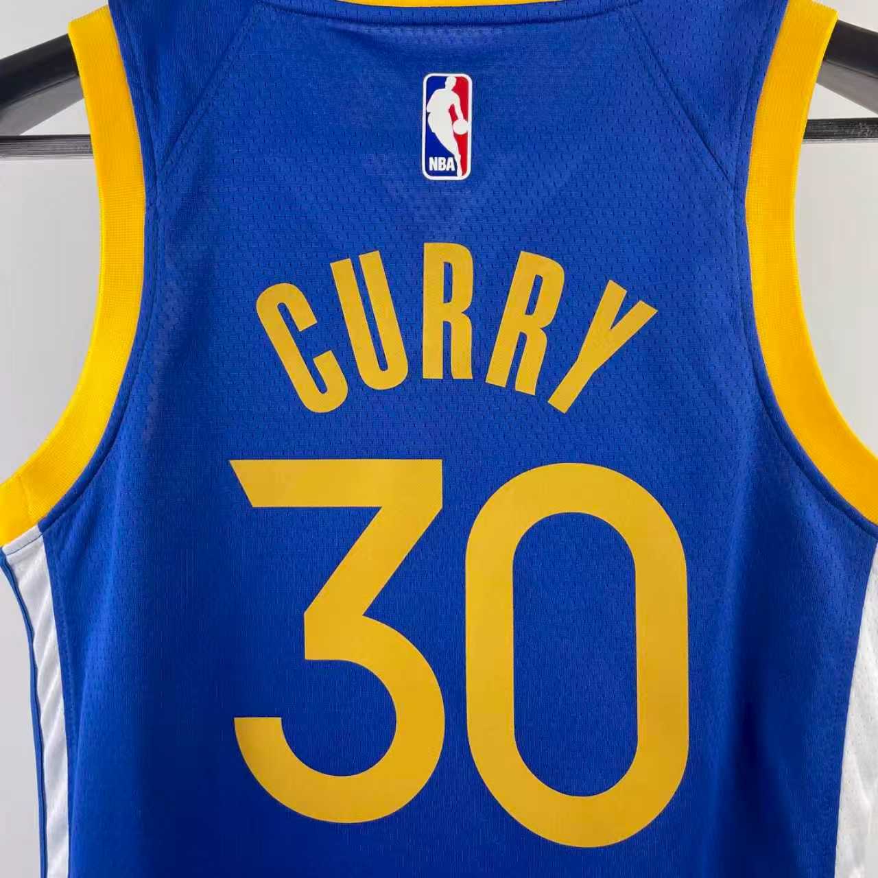 Camisole Warriors - Curry bleu et jaune en polyester, vue de dos avec numéro 30 et nom Curry, style basketball adulte.