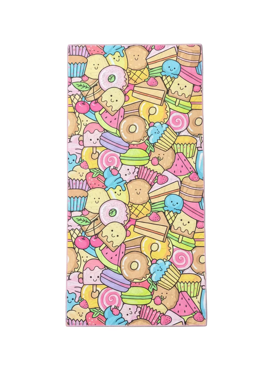 Serviette microfibre - Petits Délices avec motifs colorés de gâteaux, glaces et fruits, vue de face.