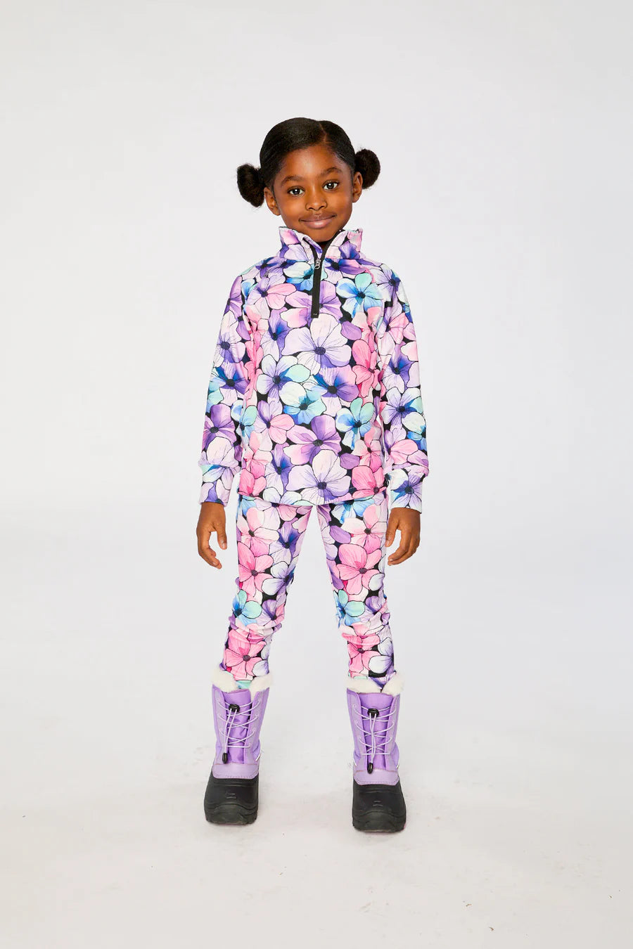 Sous-vêtements thermiques - Deux Par Deux à motif floral multicolore roses, violets et bleus, en tissu chaud, pour enfant, porté de face.