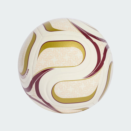 Ballon Trionda Spain Away Club- Adidas blanc avec motifs dorés et bordeaux, ballon de football, vue rapprochée.