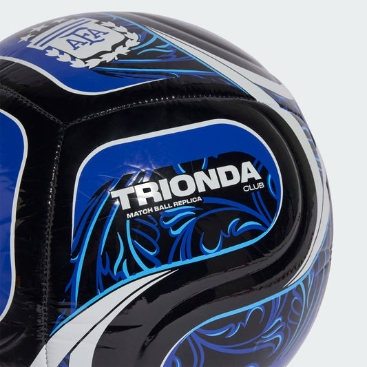 Ballon WORLD CUP 2026 AFA ARGENTINA CLUB - Adidas, ballon de football noir, bleu et blanc, détail surface et logo, vue rapprochée.