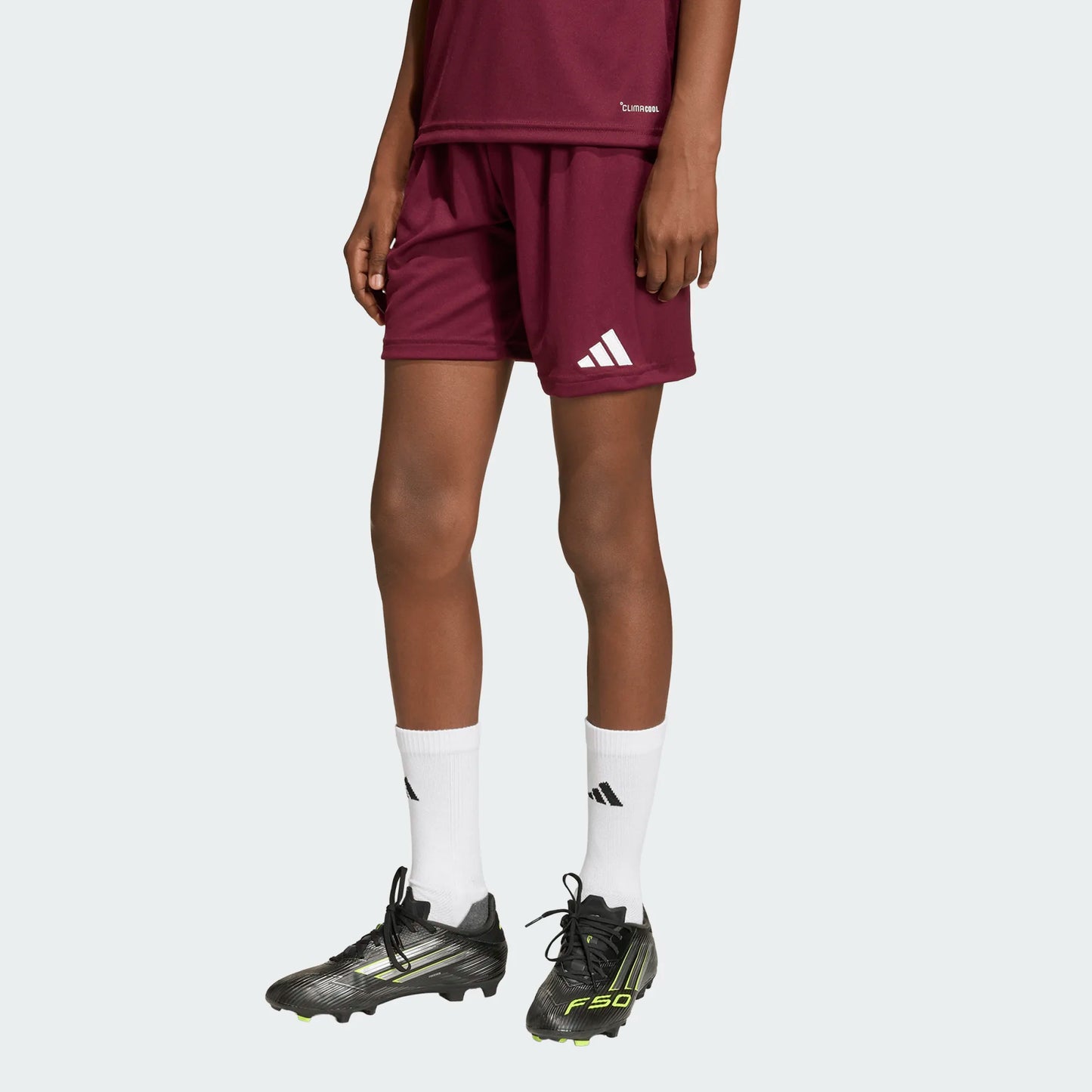 Short ENT26 SHO - Adidas, short bordeaux 100% polyester recyclé, taille ajustable, porté sur mannequin enfant vue de face jambes visibles