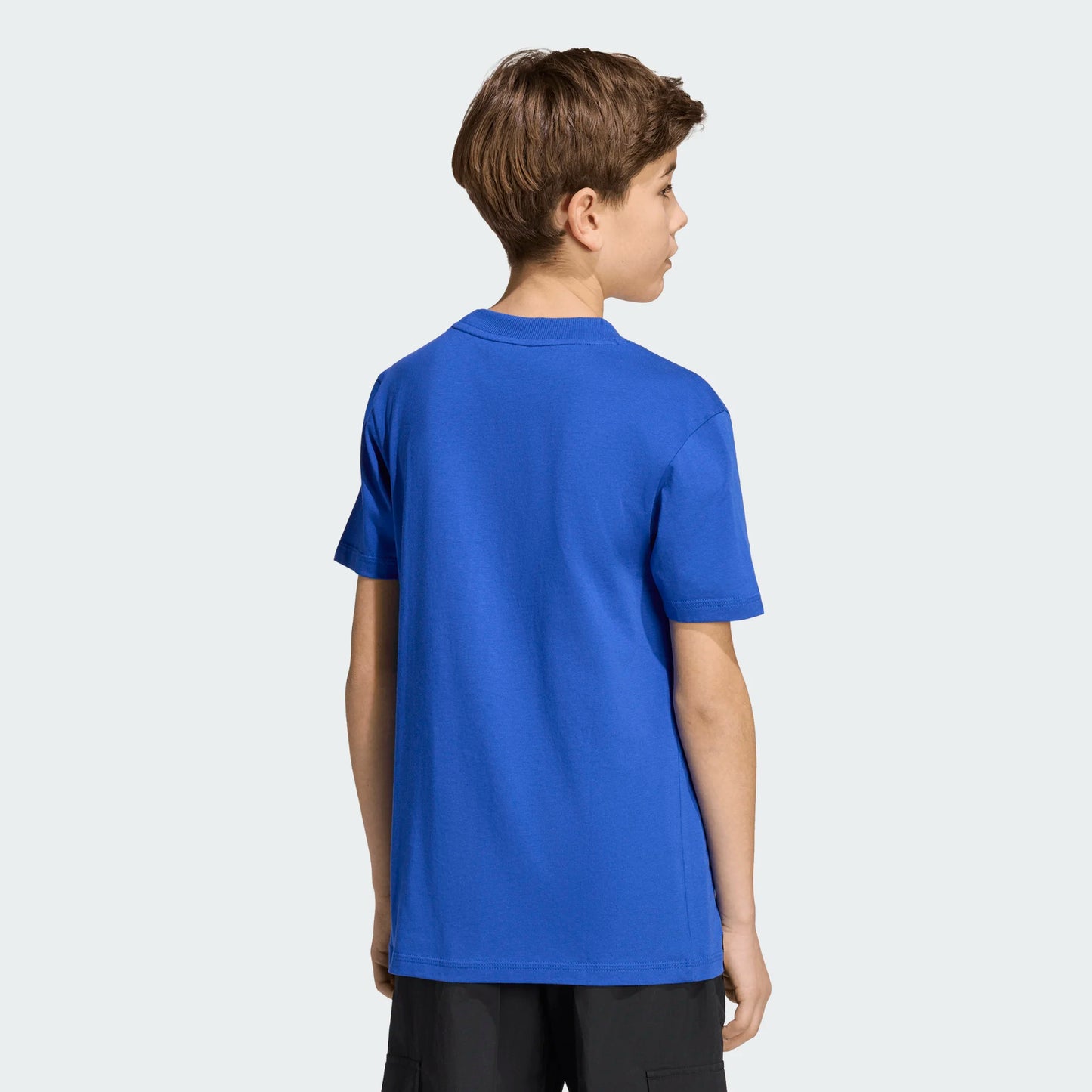 T-Shirt FIFA World Cup 26 Italy - Adidas bleu uni en coton, pour garçon, vue de dos portée sur mannequin jeune.