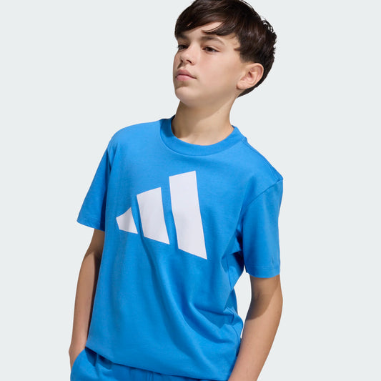 Garçon portant un T-Shirt Essentials - Adidas bleu avec logo blanc, en coton, vue de face, style décontracté.