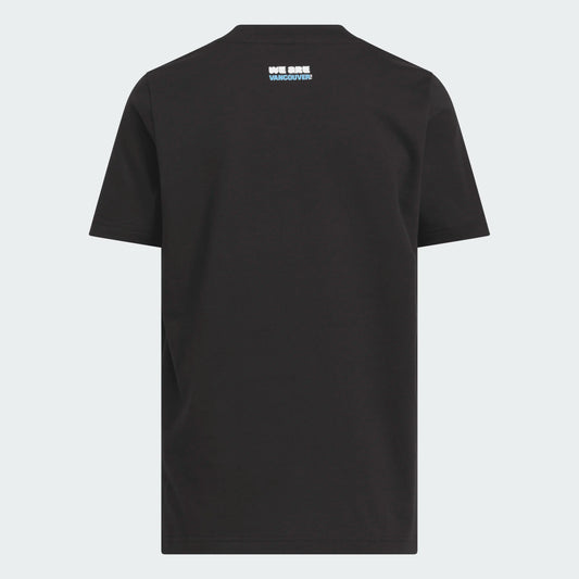 T-Shirt FIFA World Cup 26 - Adidas noir en coton, avec imprimé texte bleu ciel et blanc au dos, vue de dos.