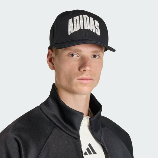Casquette - Adidas trucker noire avec logo blanc brodé, pour homme adulte, vue de face portée sur mannequin.