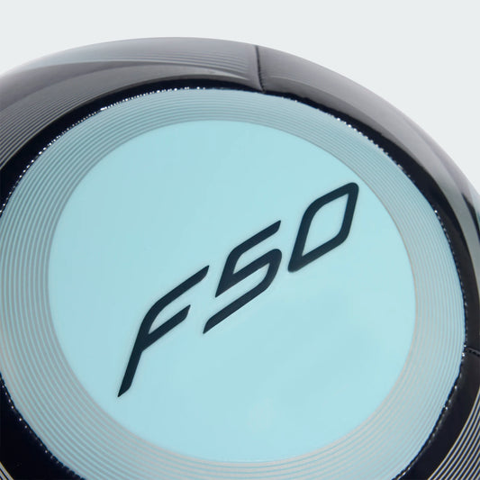 Ballon de soccer Club Messi - Adidas noir et bleu clair avec inscription F50, vue détaillée du panneau central.