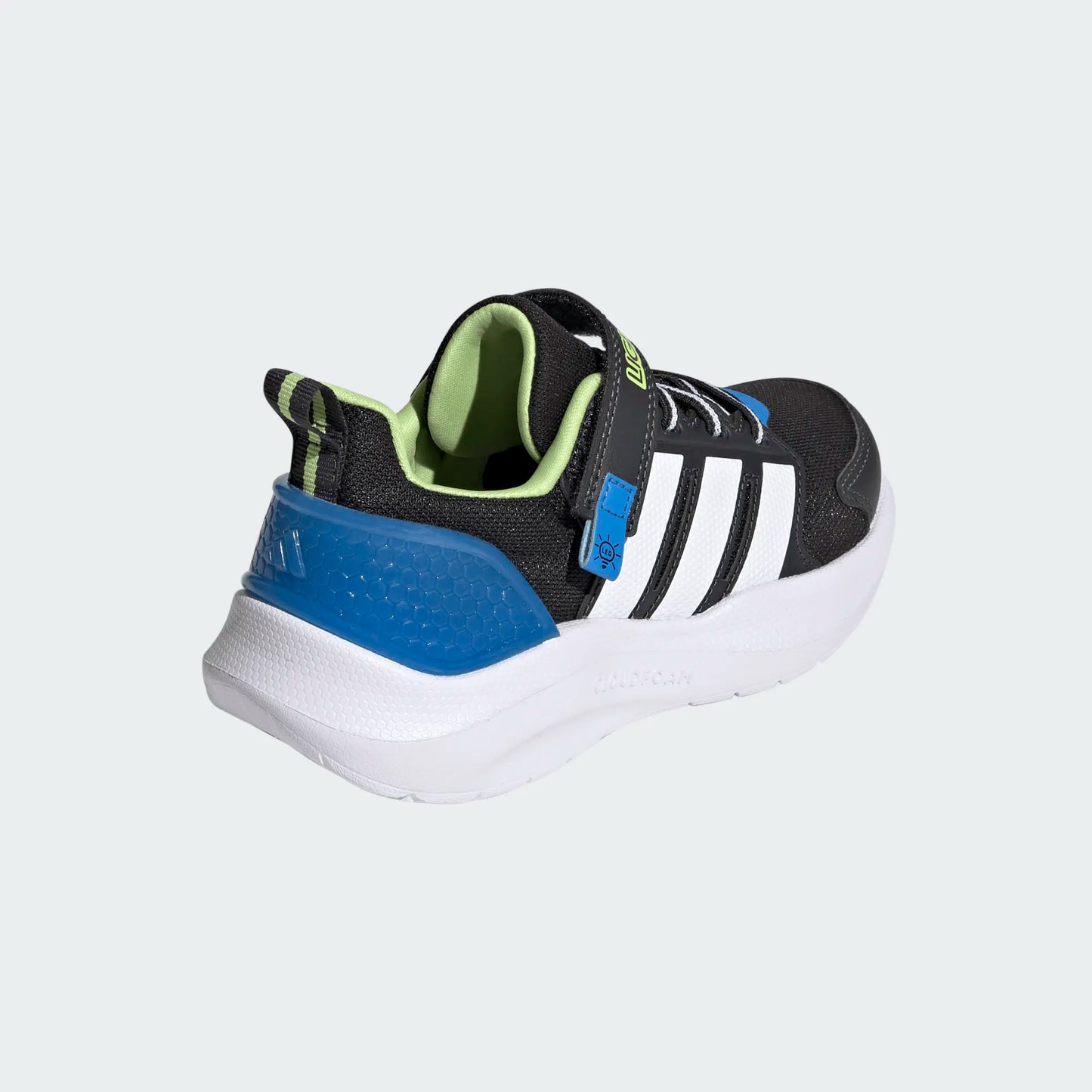 Espadrilles Lightorama - Adidas, chaussure enfant noire avec bandes blanches, détails bleus et intérieur vert, vue de trois-quarts arrière.