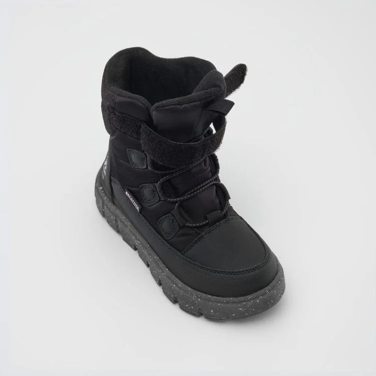 Bottes d'hiver Seeker - Kamik noires avec fermeture velcro, semelle antidérapante grise, style montante, vue en angle légèrement de dessus pour enfant.