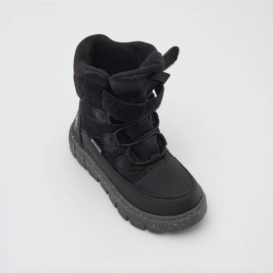 Bottes d'hiver Seeker - Kamik noires avec fermeture velcro, semelle antidérapante grise, style montante, vue en angle légèrement de dessus pour enfant.