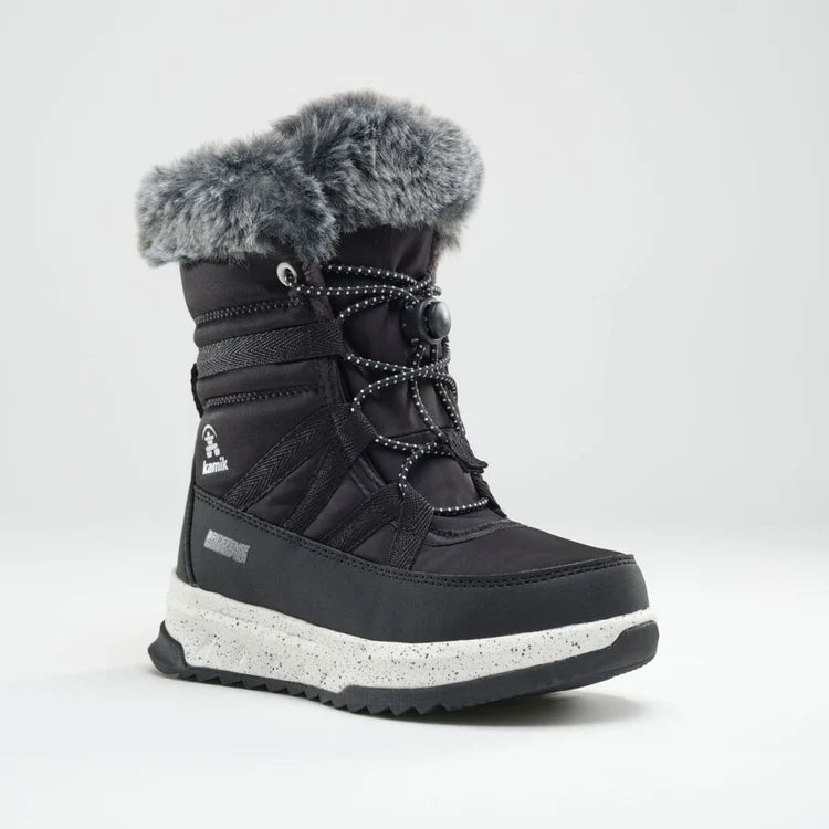 Bottes d'hiver Stormy F - Kamik noires avec fourrure grise sur le col, semelle blanche tachetée, vue de trois-quarts sur fond clair.