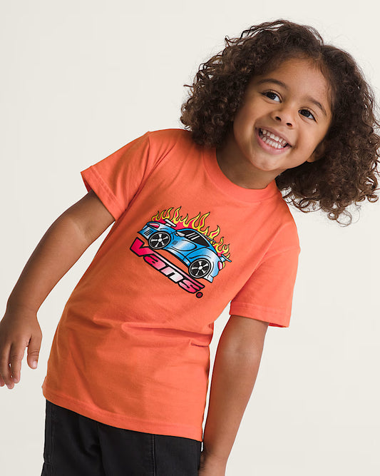 T-Shirt Formula V66 - Vans orange en coton avec imprimé voiture bleue et flammes, pour enfant, porté de face, sourire visible.