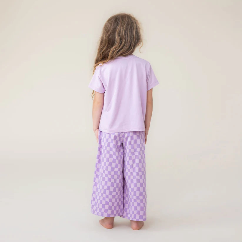 Enfant de dos portant Pyjama 3 mcx - Nanö avec pantalon à carreaux larges violet en position galerie 3 carrée