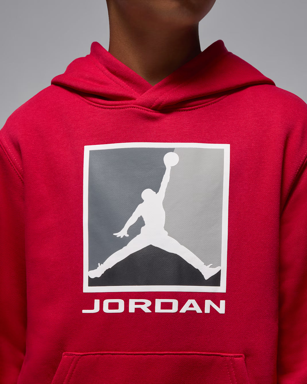 Hoodie - Jordan rouge en coton et polyester pour enfant, détail logo blanc et gris, vue de face sur mannequin, style moderne.