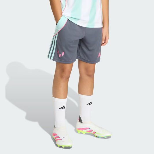 Short Messi - Adidas en tissu gris avec détails roses, short enfant garçon, porté sur mannequin vue de face.
