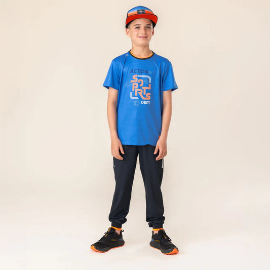 Casquette - Nanö orange et bleu portée par garçon, vue de face, style casquette de sport ajustée.