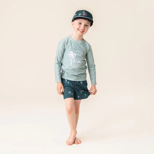 Casquette - Nanö noire et verte portée par enfant garçon souriant, vue de face, style casquette baseball.