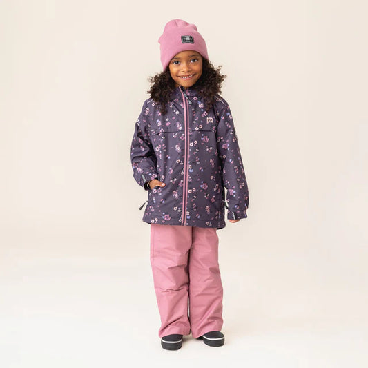 Enfant fille portant l'Ensemble Mi-Saison Amélia - Nanö, veste violette à fleurs roses et pantalon rose, vue de face.