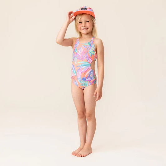 Maillot de bain - Nanö une pièce à motifs feuillage roses et verts, pour enfant fille, vue de face porté sur mannequin.