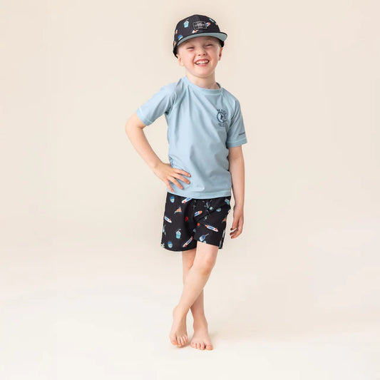 Maillot de bain - Nanö pour garçon avec tee-shirt bleu clair et short noir à motifs colorés, porté sur mannequin, vue de face.