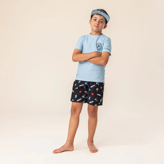 Maillot de bain - Nanö short noir à motifs colorés, tee-shirt bleu clair et casquette assortie, garçon, vue de face.