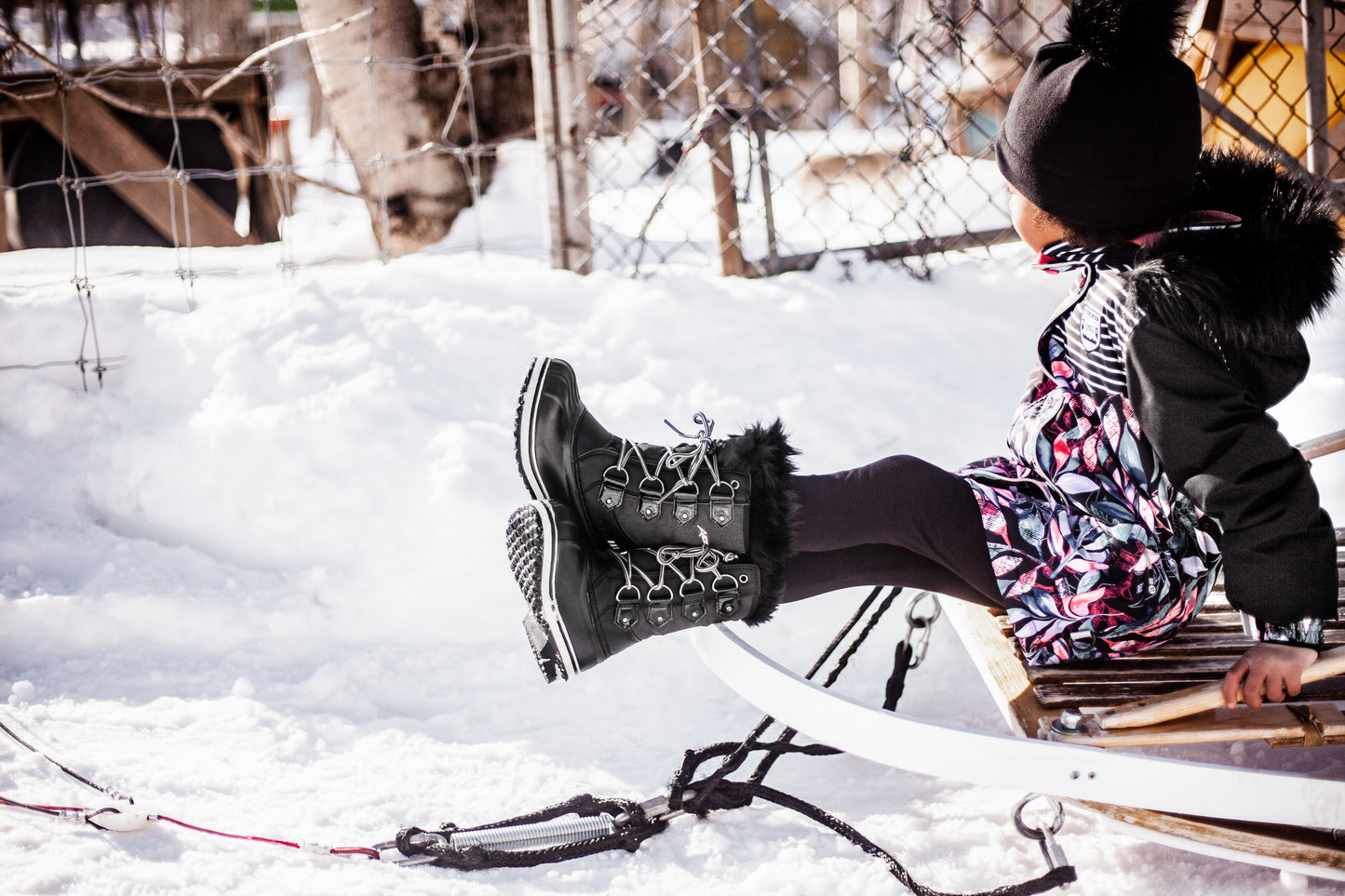 Bottes d'hiver - Acton Cortina noires en cuir synthétique et fourrure, fille, vues profil et extérieur, assise sur une luge