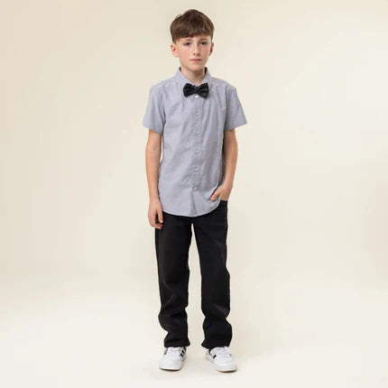 Chemise - Nanö en oxford gris clair manches courtes avec nœud papillon noir, pour garçon, vue de face porté sur mannequin.