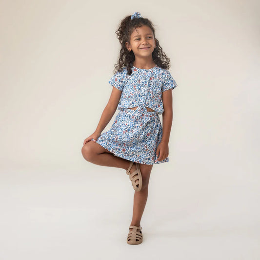 Robe - Nanö portée par une enfant posant debout, image galerie position 2, format carré 823x823 pixels.