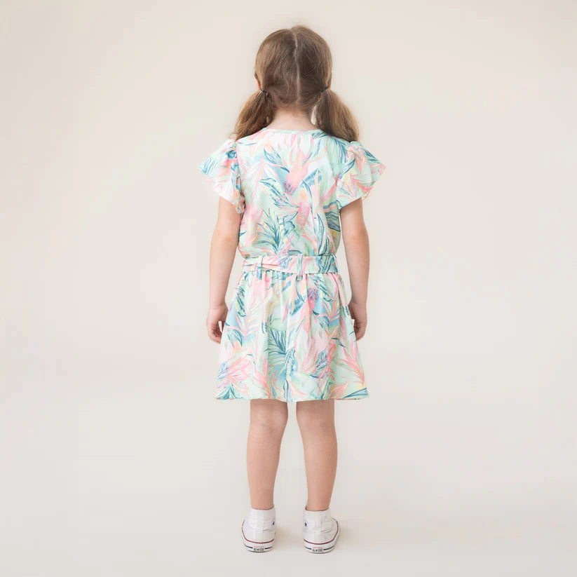 Robe - Nanö en polyester texturé à imprimé pastel avec manches courtes volants, ceinture nouée, vue de dos sur enfant