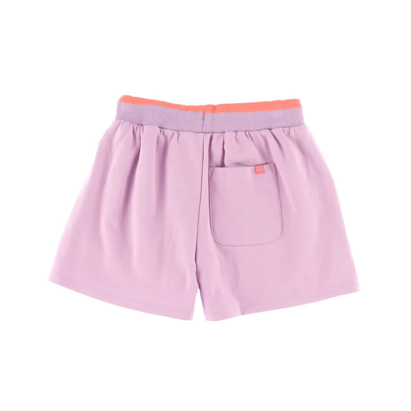 Short - Nanö en coton français lilas avec taille élastique orange et poches, vue de dos pour enfant.
