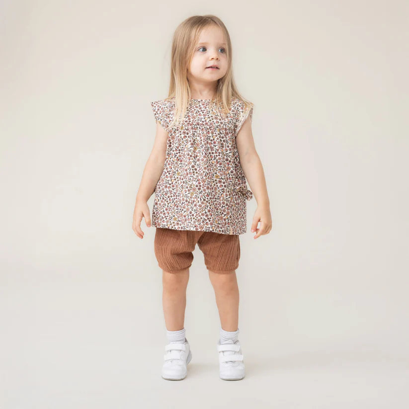 Enfant portant l’Ensemble T-shirt deux-pièce -Nanö, photo galerie 2, dimensions 823x823 orientation carrée.