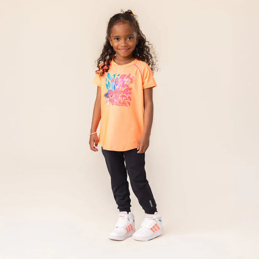 T-Shirt - Nanö orange avec imprimé floral multicolore pour enfant fille, manches courtes, vue portée face entier.