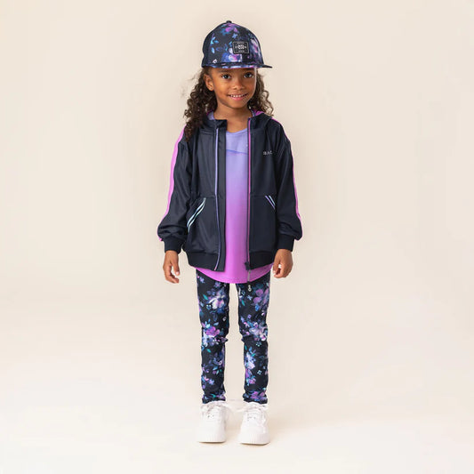 Veste - Nanö noire à capuche avec bandes roses, manches longues, poches, portée par enfant fille vue de face.