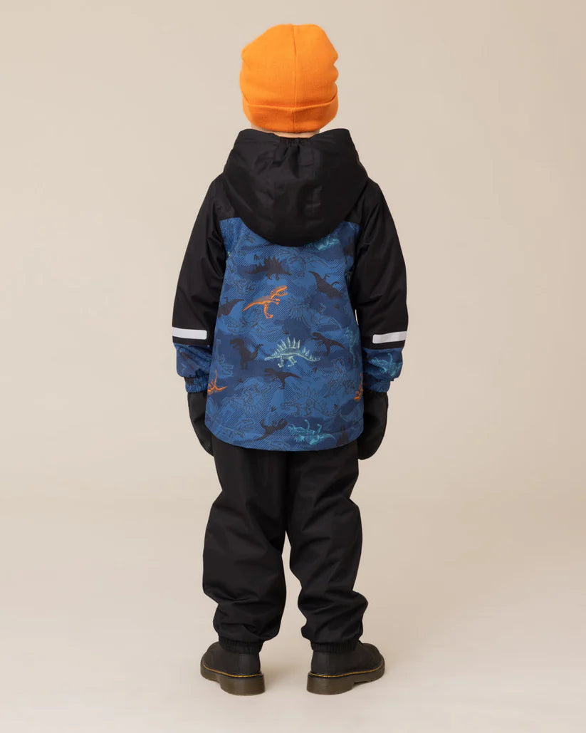 Enfant en ensemble Mi-Saison - Peluche & Tartine bleu et noir avec motifs dinosaures, bonnet orange, vue de dos.