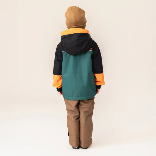 Enfant garçon portant l'Ensemble Mi-Saison - Nanö vue de dos, veste tricolore vert noir orange, pantalon beige, capuchon avec visière.