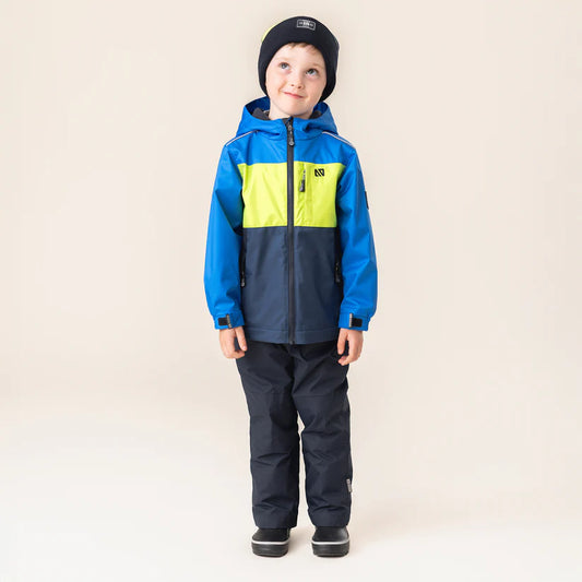 Enfant garçon portant Ensemble Mi-Saison - Nanö bleu, jaune et noir, veste imperméable à capuchon, vue de face sur fond clair.