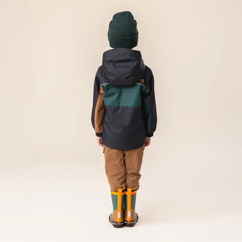 Manteau Mi-Saison - Nanö noir vert et marron pour enfant, vue de dos, avec capuchon et vêtements de pluie assortis