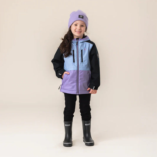 Manteau Mi-Saison - Nanö bleu, violet et noir pour enfant fille, capuchon avec visière, vue de face porté sur mannequin