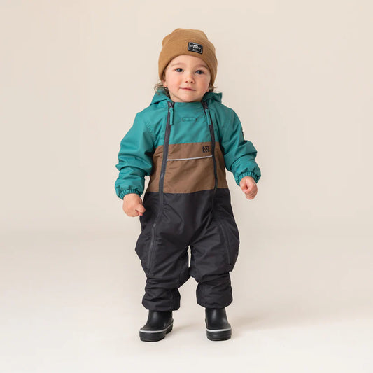 Combinaison de pluie - Nanö verte, marron et noire, pour enfant, tenue imperméable, vue de face portée sur mannequin garçon