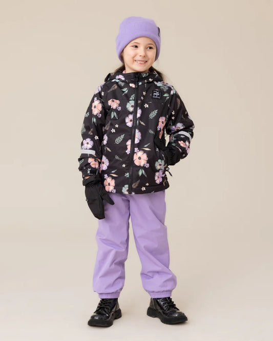 Enfant portant l'Ensemble Mi-Saison - Peluche & Tartine avec veste imprimée fleurie et pantalon violet résistant à l'eau.